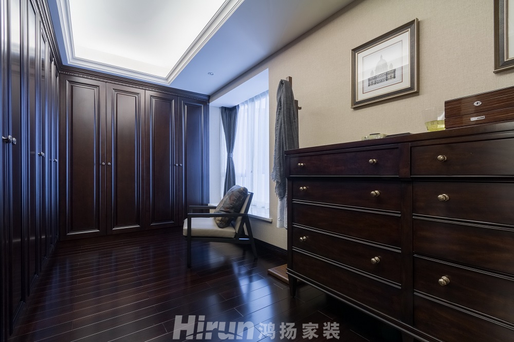 王府·譽(yù)峰380㎡復(fù)合寫(xiě)意復(fù)式 裝修案例效果圖-主人房（男主人衣帽間）