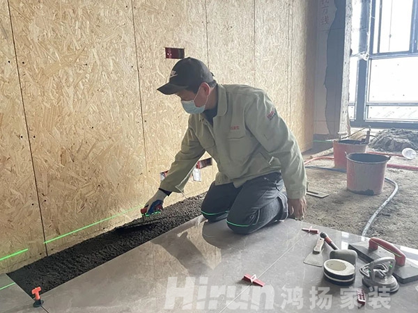 鴻揚家裝逆勢增長憑什么？憑“穿了八年的工作服”