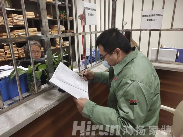 鴻揚家裝逆勢增長憑什么？憑“穿了八年的工作服”